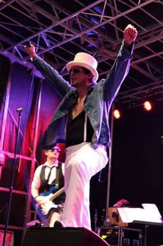 The Officers live auf der Bühne