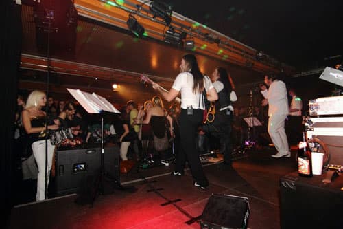 The Officers live auf der Bühne