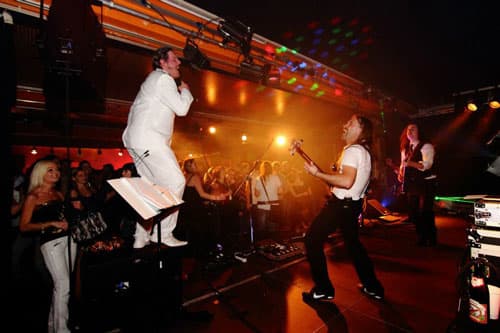 The Officers live auf der Bühne